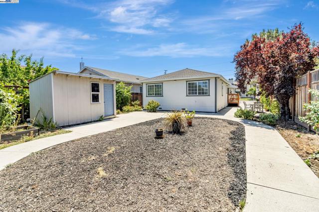 2940 Somerset Ave, Castro Valley CA: https://media.crmls.org/mediaz/fd754de3-e03f-4cf4-b040-c3ccd754116b.jpg