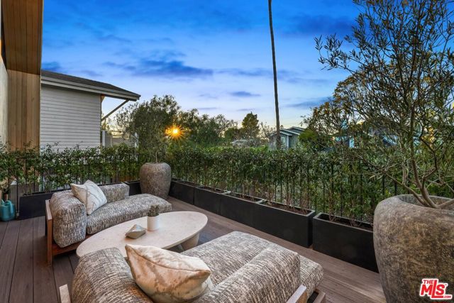 810 Amoroso Place, Venice CA: https://media.crmls.org/mediaz/fd7594fc-b506-44bc-8af2-f4e6e920fcc3.jpg