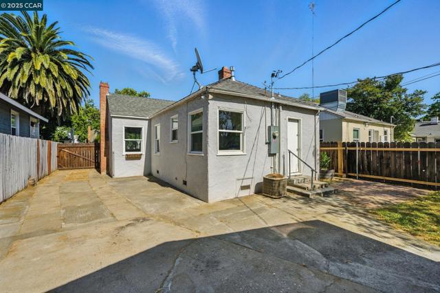 3832 33rd St, Sacramento CA: https://media.crmls.org/mediaz/fd760e36-57b5-42bd-9417-650c64797882.jpg