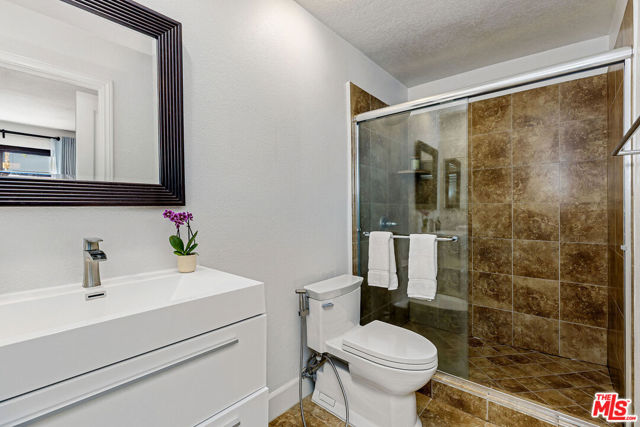 1633 S Bentley Avenue, Los Angeles CA: https://media.crmls.org/mediaz/fd76e2bf-f323-48a9-b0af-56116b4d151b.jpg
