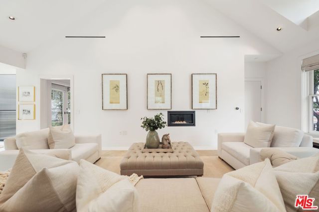 1012 2nd Street, Santa Monica CA: https://media.crmls.org/mediaz/fd781eaa-6a9c-4d9b-9e8a-1497e4247283.jpg