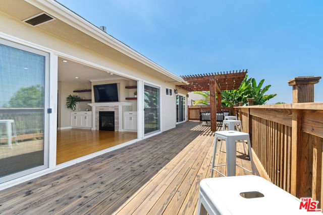 4113 Don Diablo Drive, Los Angeles CA: https://media.crmls.org/mediaz/fd7917a8-6655-4de1-8448-8e1cc1b1464e.jpg