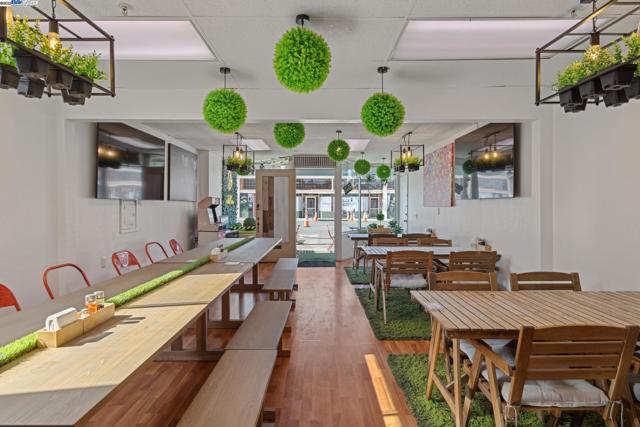 1707 Lincoln Ave, Alameda CA: https://media.crmls.org/mediaz/fd7942a6-1512-43e4-be0e-fc16b285fcc1.jpg