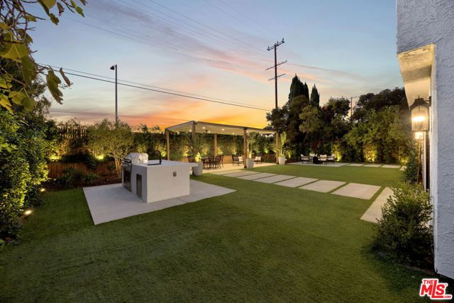 8815 Sari Avenue photo 30