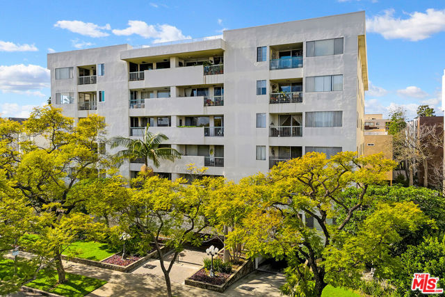 321 N Oakhurst Drive, Beverly Hills CA: https://media.crmls.org/mediaz/fd7a27be-d68c-4fa6-a428-f5a2aa5a1dea.jpg