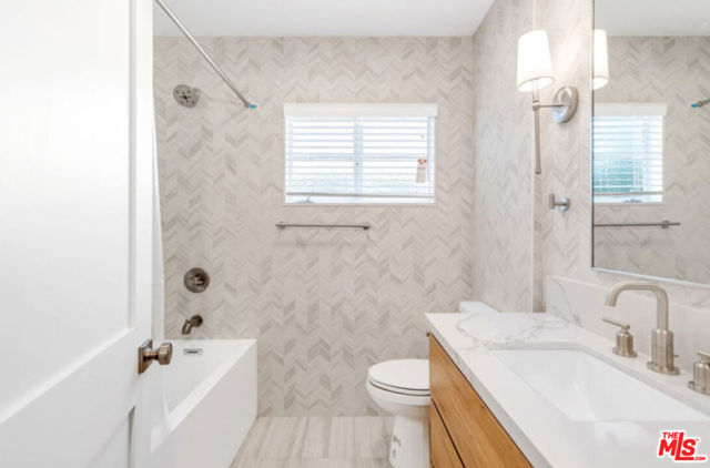 419 S Rexford Drive, Beverly Hills CA: https://media.crmls.org/mediaz/fd7a5881-1aeb-4507-8d48-a8fcdbe4116b.jpg