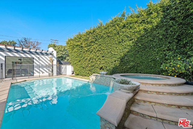 514 N Walden Drive, Beverly Hills CA: https://media.crmls.org/mediaz/fd7b8cf8-1b35-4d1c-979b-1dcf3991cd74.jpg