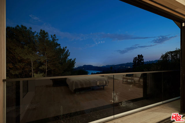 6342 Innsdale Drive, Los Angeles CA: https://media.crmls.org/mediaz/fd7c7184-6d9e-4489-910a-38f593e14923.jpg