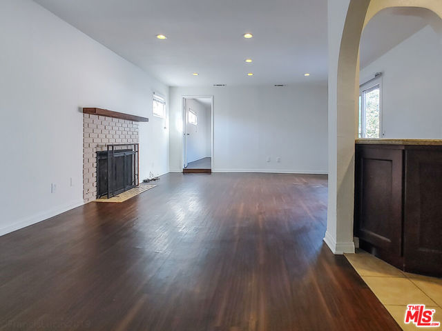 Huge family room w/fireplace