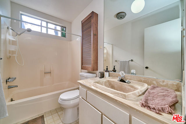 1 Bed Home for Sale in Los Angeles, California