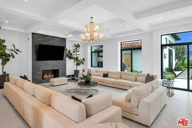 25201 Prado Del Misterio, Calabasas CA: https://media.crmls.org/mediaz/fd7ce2bb-61f7-4173-b49e-61b918e33379.jpg