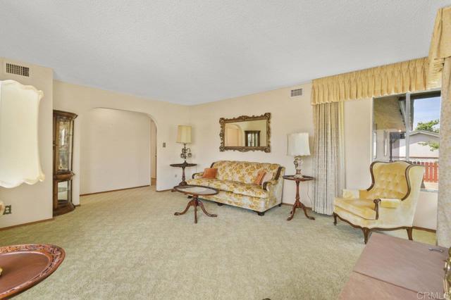 3448 Goldfinch Street, San Diego CA: https://media.crmls.org/mediaz/fd7d1ada-9a3e-458f-b7ea-dc7628c9a71e.jpg