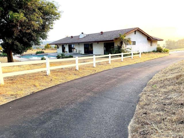 30809 Desert Shadow Rd, Castaic CA: https://media.crmls.org/mediaz/fd7ddda9-55ba-4677-9430-50542e68adad.jpg