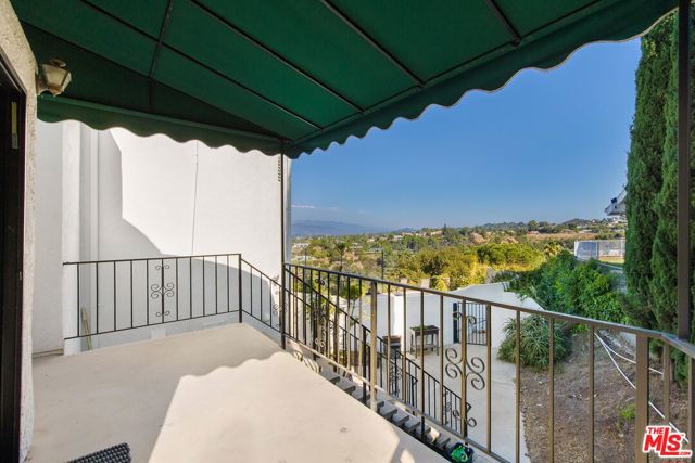 16894 Encino Hills Drive, Encino CA: https://media.crmls.org/mediaz/fd7e4ffa-c61b-4cc5-86e7-997ea20f8f3c.jpg