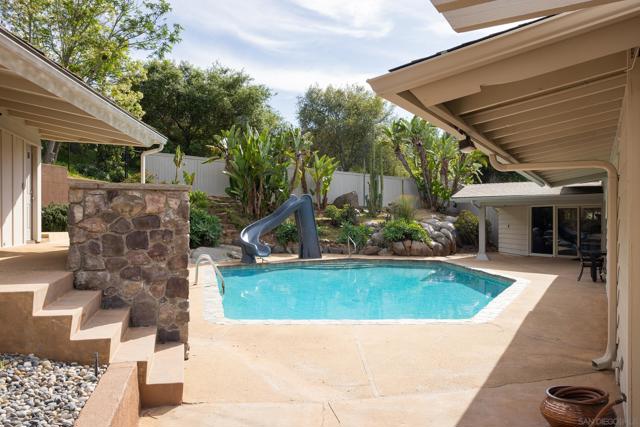 16204 Orchard Bend Rd, Poway CA: https://media.crmls.org/mediaz/fd7f750e-899f-4524-b04e-0907411f7cf0.jpg