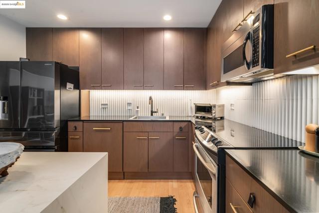 Image 15 of 59 For 311 Oak St.  102