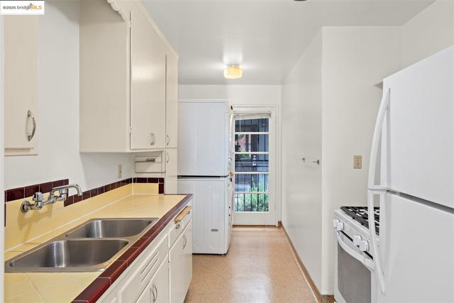 3802 Shafter Ave, Oakland CA: https://media.crmls.org/mediaz/fd817de2-51bc-4210-9fe3-442397d33dc1.jpg