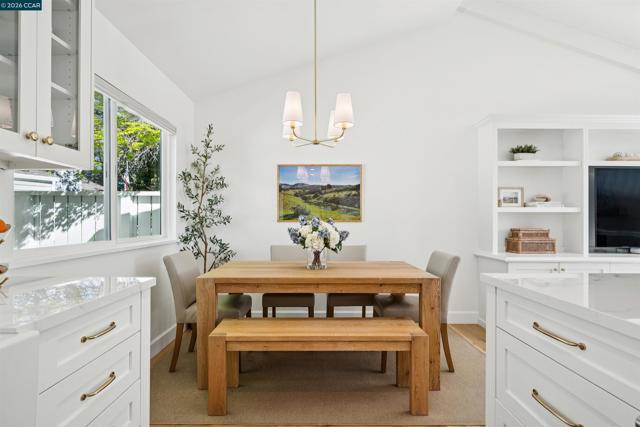 31 Ascot Place, Moraga CA: https://media.crmls.org/mediaz/fd82efa3-9026-4b17-ba45-b76b345f801c.jpg