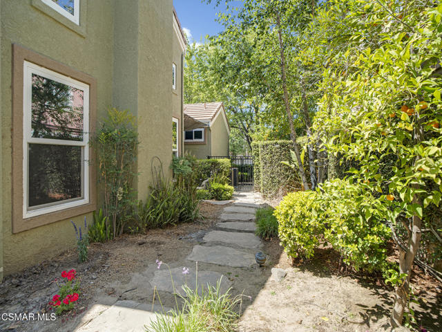 4126 Sterlingview Drive, Moorpark CA: https://media.crmls.org/mediaz/fd83f4aa-17dc-49c4-ba0c-90ec75533726.jpg