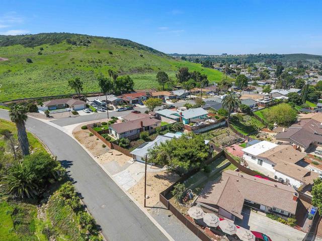 12710 Montauk St, Poway CA: https://media.crmls.org/mediaz/fd8474a4-fb70-4618-bc11-f2291b6a482c.jpg
