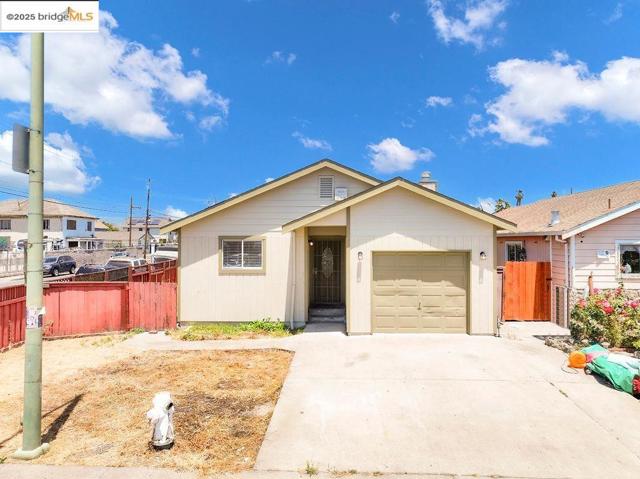10500 Creekside Circle, Oakland CA: https://media.crmls.org/mediaz/fd84753c-8959-4a16-accb-7d1a29c52c96.jpg