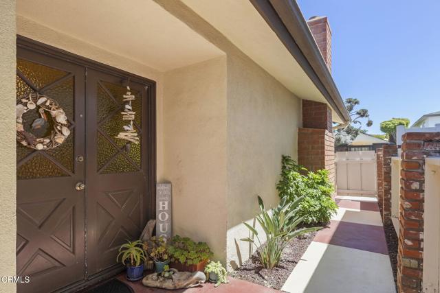 4907 Island View Street, Oxnard CA: https://media.crmls.org/mediaz/fd8486b2-b886-4b2a-a294-e3038803a582.jpg