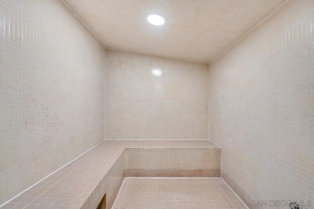 700 W E St, San Diego CA: https://media.crmls.org/mediaz/fd84da14-0285-4f5b-b6fe-27b5d6069f97.jpg