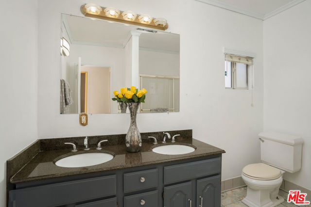 8740 La Salle Avenue, Los Angeles CA: https://media.crmls.org/mediaz/fd856c50-cea4-4acc-9052-5e04cdcc9da6.jpg
