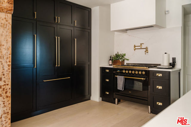 3100 Coldwater Canyon Avenue, Studio City CA: https://media.crmls.org/mediaz/fd858c7c-cb7e-4662-a988-c3f99eb0daa0.jpg
