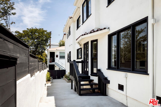 502 Smithwood Drive, Beverly Hills CA: https://media.crmls.org/mediaz/fd8596ab-47d9-4bd4-9580-7322a7e8acfa.jpg