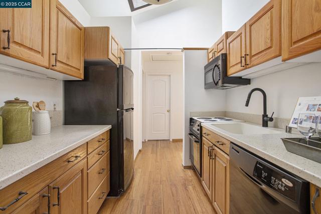 2075 Ascot Dr, Moraga CA: https://media.crmls.org/mediaz/fd86931d-8427-46d6-8a75-599c5c89e99f.jpg