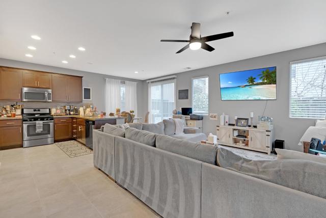 1028 Capri Way, Salinas CA: https://media.crmls.org/mediaz/fd86bdcc-a946-4e79-8a93-de42a23c613d.jpg