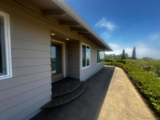 7246 Rue De Roark, La Jolla CA: https://media.crmls.org/mediaz/fd86d0ee-4379-4c96-925c-396621679f02.jpg