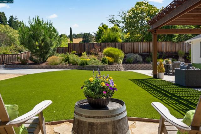 273 Valle Vista Dr, Danville CA: https://media.crmls.org/mediaz/fd875afd-09f5-4af1-a3cb-8adce7fa52e6.jpg