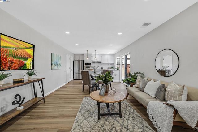 1942 Sherman Dr, Union City CA: https://media.crmls.org/mediaz/fd87cc73-e62b-4b4c-84cc-bd348d73984b.jpg