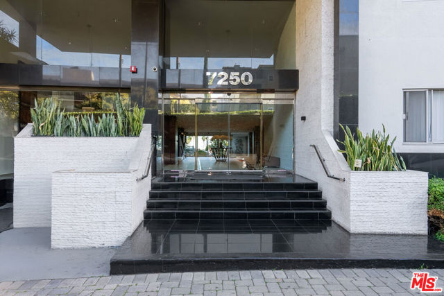 7250 Franklin Avenue, Los Angeles CA: https://media.crmls.org/mediaz/fd87df16-d4fc-406c-93b9-0ada201d5775.jpg