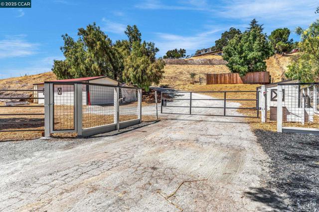 5505 Old School Rd, Pleasanton CA: https://media.crmls.org/mediaz/fd88c2ff-d515-4985-a14a-ff6f8ed45225.jpg