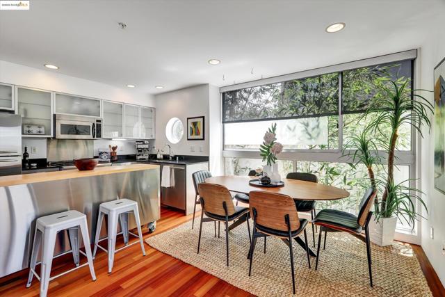 2709 10th St, Berkeley CA: https://media.crmls.org/mediaz/fd88f926-5254-4623-b57a-e33372aceff9.jpg