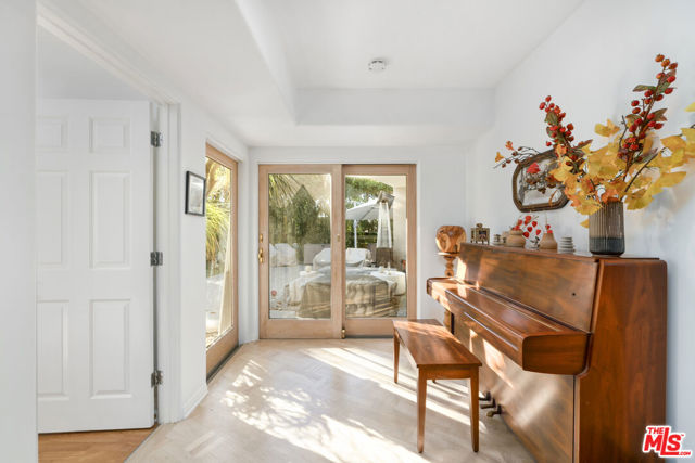 1708 Clear View Drive, Beverly Hills CA: https://media.crmls.org/mediaz/fd8a95f5-7ab0-48da-99d7-9b3cd0822e49.jpg