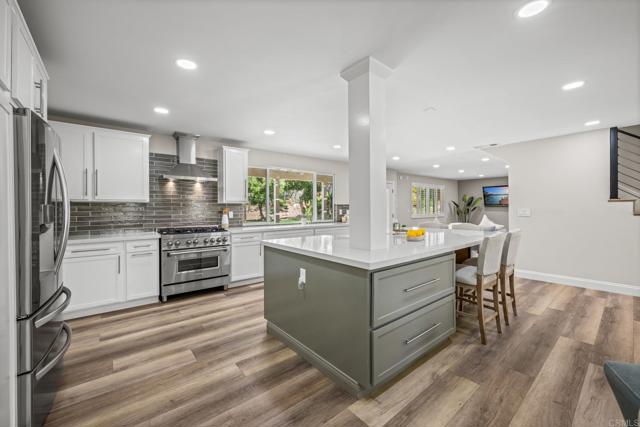 Detail Gallery Image 15 of 28 For 325 Santa Helena Dr, Solana Beach,  CA 92075 - 6 Beds | 4 Baths
