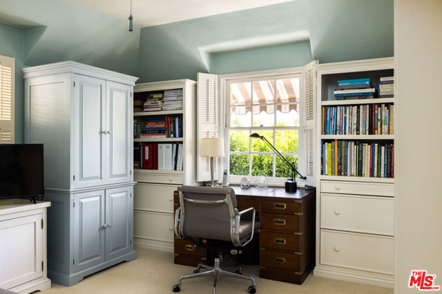 1612 Sunset Plaza Drive, Los Angeles CA: https://media.crmls.org/mediaz/fd8c8fe5-3262-468e-a252-27f0d4ee8c83.jpg