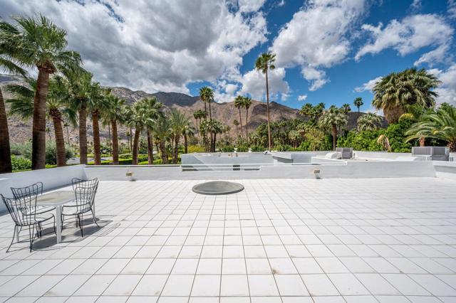 520 W ViA Lola, Palm Springs CA: https://media.crmls.org/mediaz/fd8cbd3b-65b3-4f50-9783-2ef0525e8d72.jpg