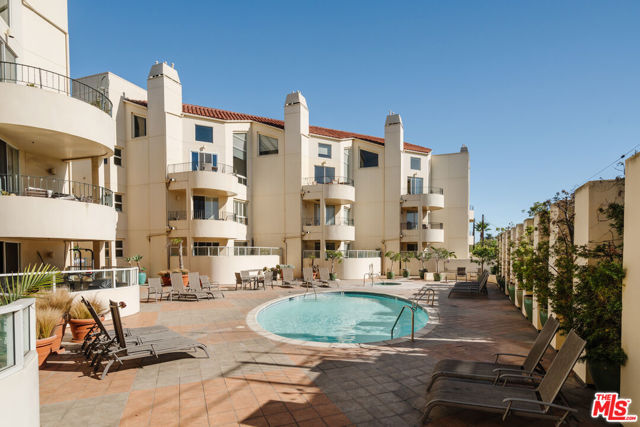 255 Main Street, Venice CA: https://media.crmls.org/mediaz/fd8cf765-5759-4c0d-9b86-fe700e1f5c3d.jpg