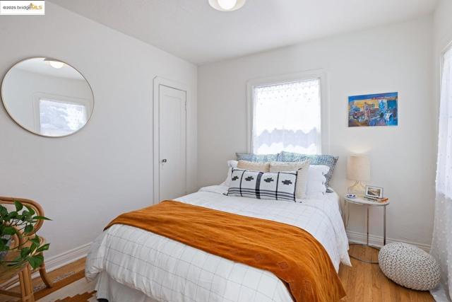3742 Loma Vista AVE, Oakland CA: https://media.crmls.org/mediaz/fd8d7477-2351-4290-b269-8fb89347c507.jpg