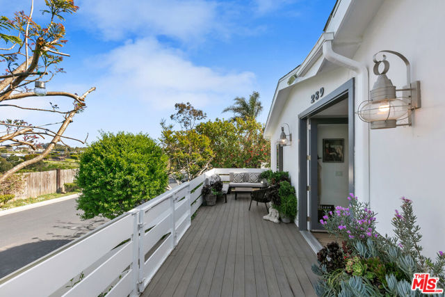 29500 Heathercliff Road, Malibu CA: https://media.crmls.org/mediaz/fd8dc64d-6e8f-4490-8ae8-e0e6550a60a7.jpg