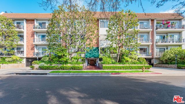 11928 Kiowa Avenue, Los Angeles CA: https://media.crmls.org/mediaz/fd8df1f1-f052-4e7d-bd1c-513a9a3bfb56.jpg