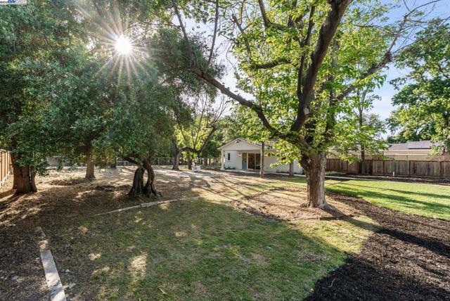 2129 Youngs Ct, Walnut Creek CA: https://media.crmls.org/mediaz/fd8e1ddf-bc22-40cd-940f-d8711bb64c7f.jpg