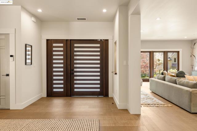 30 Lincolnshire Dr, Oakland CA: https://media.crmls.org/mediaz/fd8e794b-d79b-4a82-b2dc-b06318d02ccd.jpg