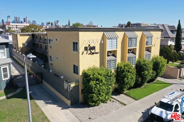 721 W 30th Street, Los Angeles CA: https://media.crmls.org/mediaz/fd8edcb4-bab8-4931-8942-c789bd515b07.jpg