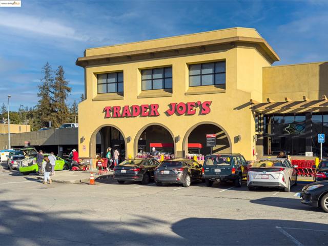 429 Euclid Ave, Oakland CA: https://media.crmls.org/mediaz/fd8f2e66-1d04-4316-8e31-01af1be754de.jpg
